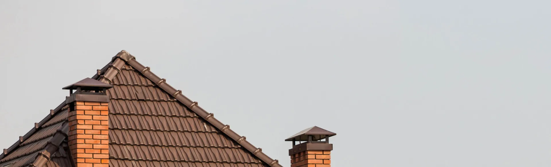 Ziegeldach mit Kamin