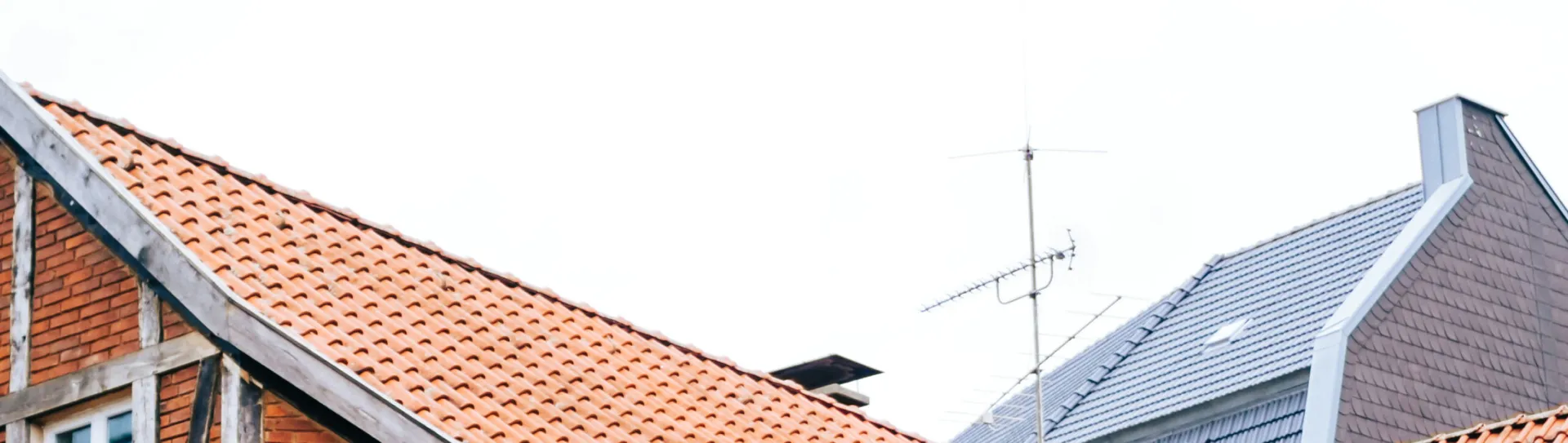 Ziegeldach mit Antenne