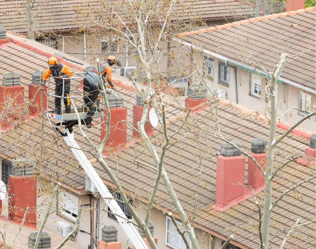 Handwerker bei Arbeiten auf einem Ziegeldach
