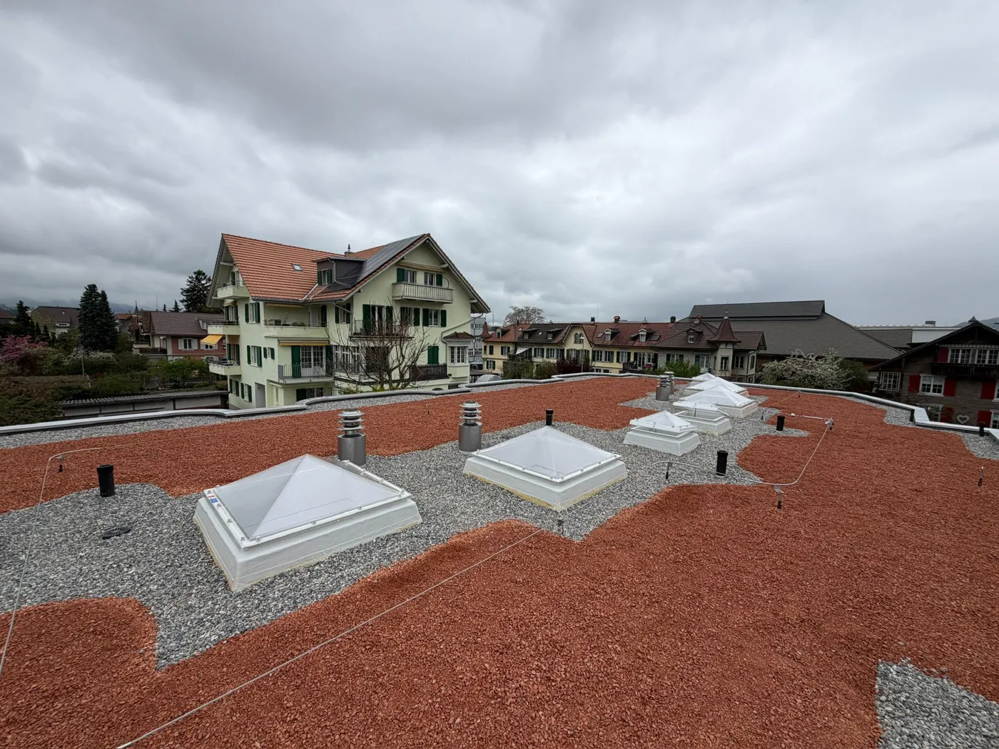 Flachdach mit Oberlichtern nach der Sanierung
