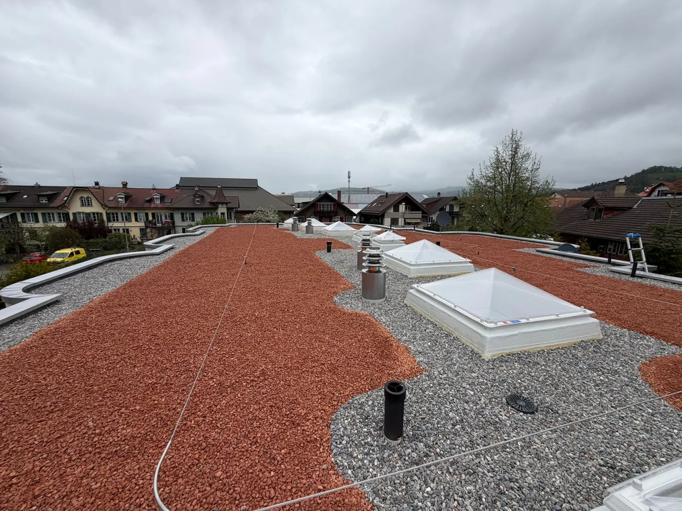 Saniertes Flachdach mit Oberlichtern und Kiesschicht