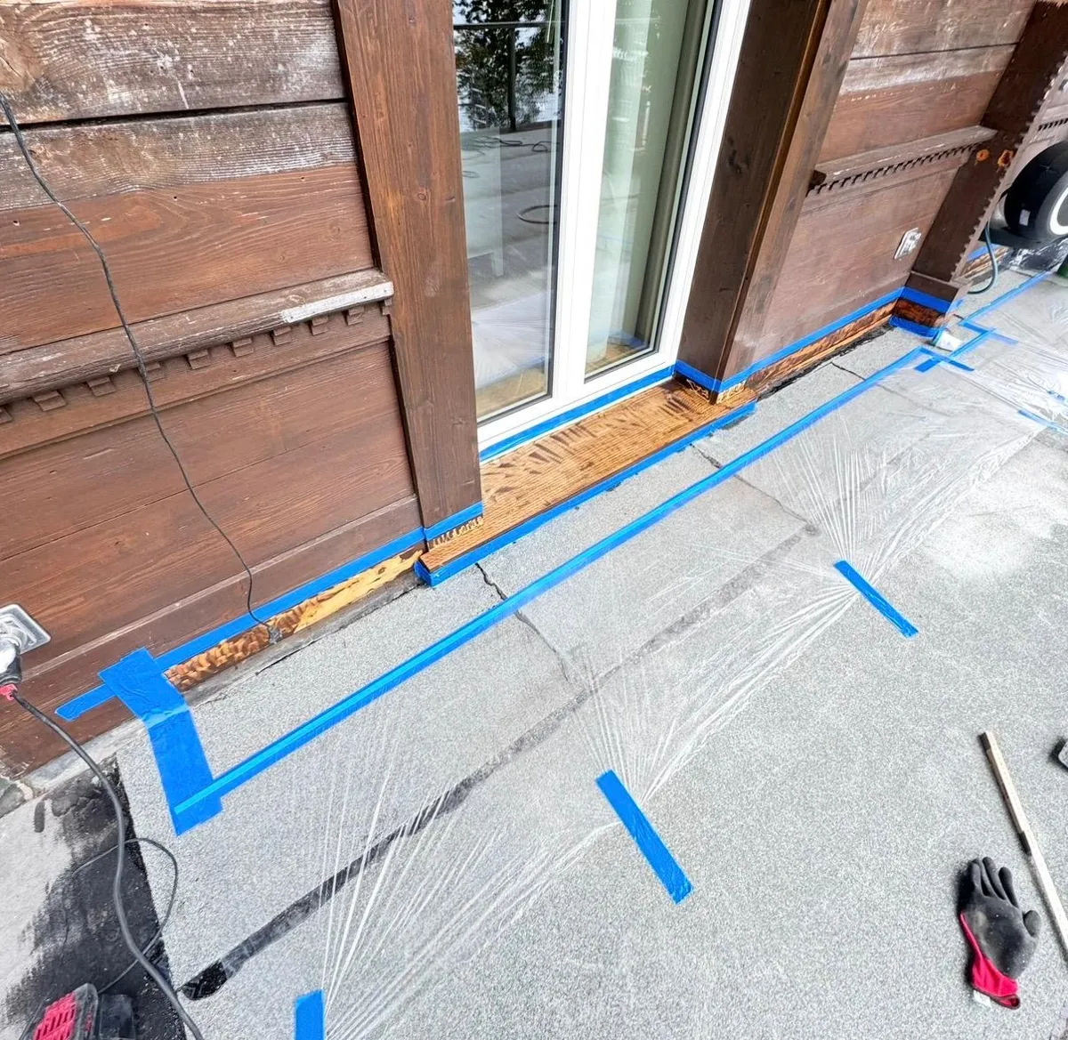 Abdichtung mit Flüssigkunststoff an einem Fensteranschluss