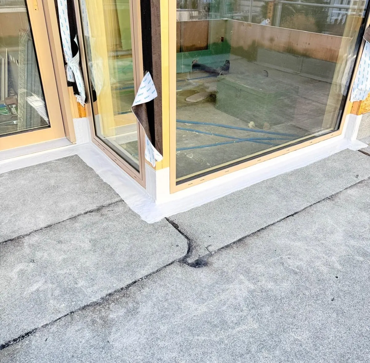 Abdichtung mit Flüssigkunststoff an einem Fensteranschluss