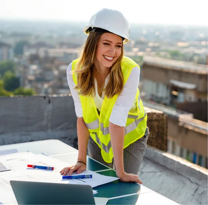Dachdeckerin mit Helm auf einer Baustelle